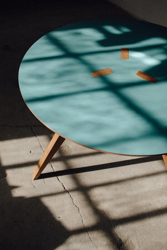 Runder Tisch Massivholz 'Stäak' mit Linoleum Runder Tisch Massivholz 'Stäak' mit Linoleum