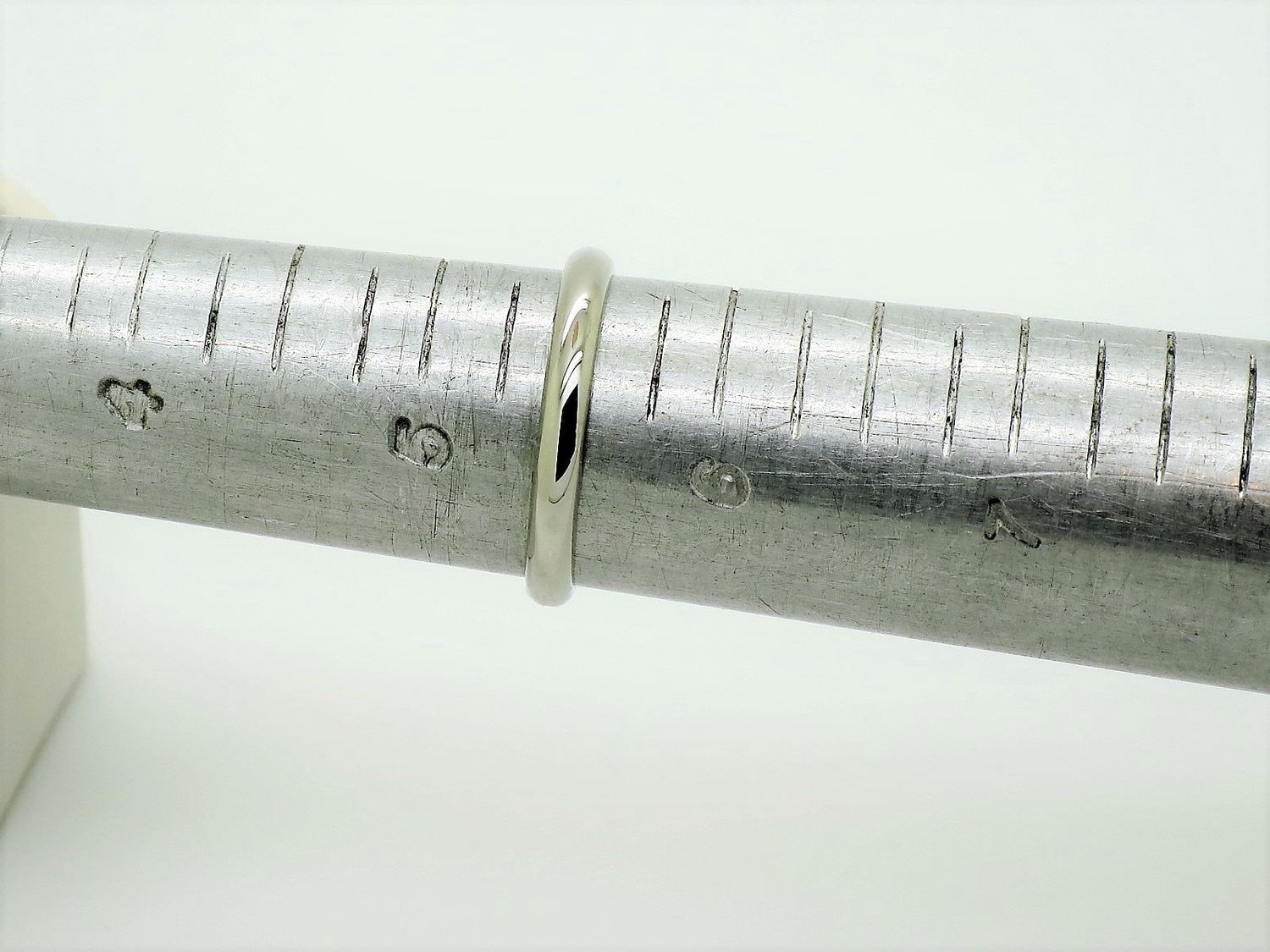 Cartier 1895 Wedding Band with Certificate of Authenticity 2.5mm Wide in Ring Size 5.5