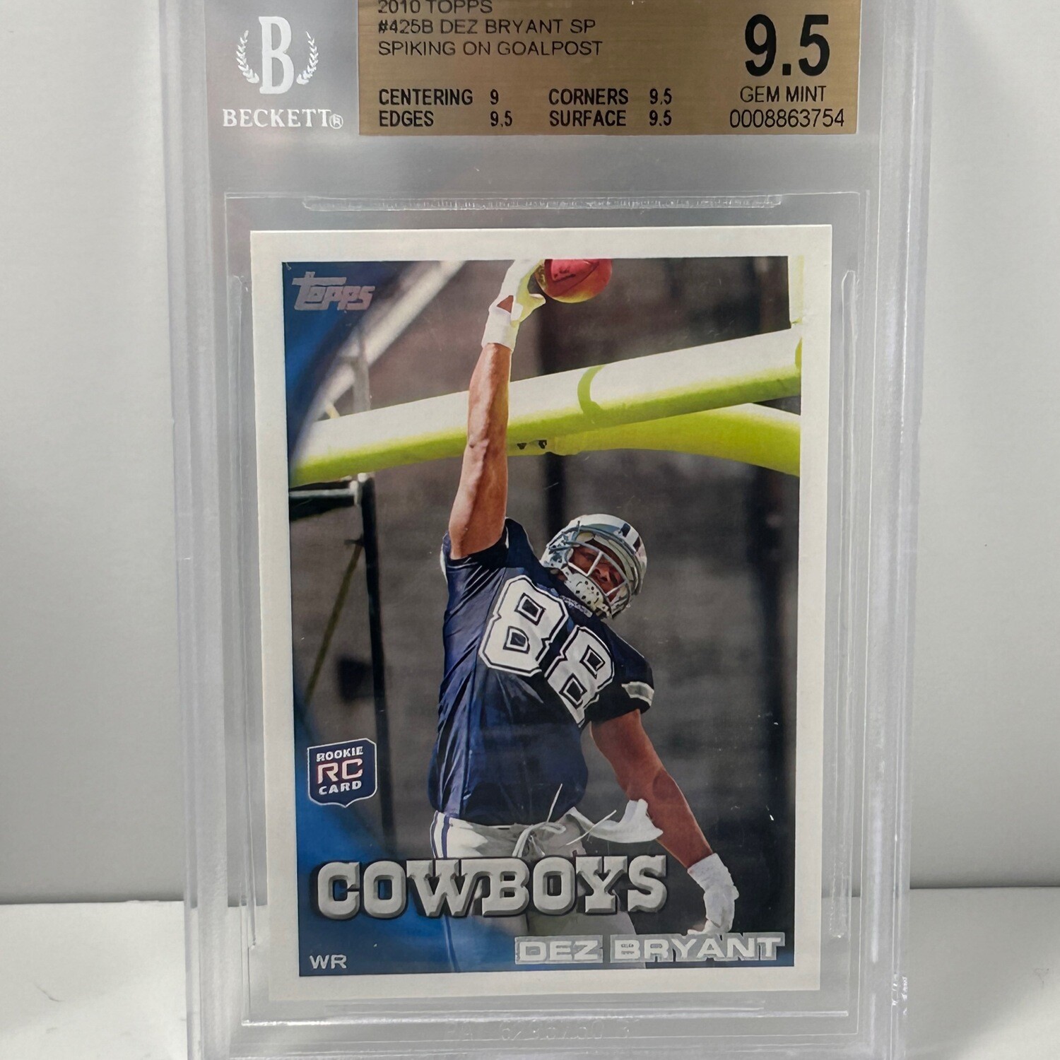 2010 Topps Dez Bryant #425 SP Spiking on Goalpost BGS 9.5