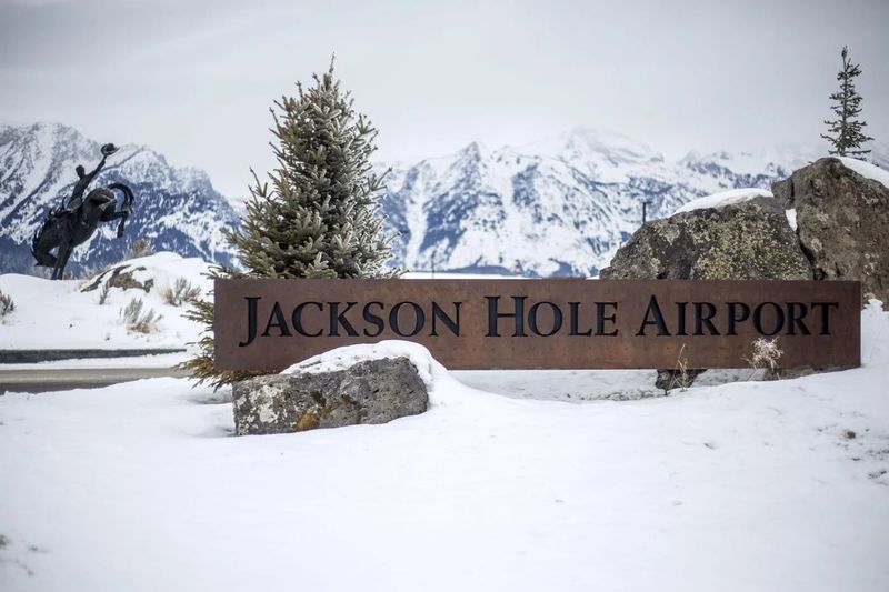 Jackson Hole Shuttle, Private Transfer from the Town of Jackson to Jackson Hole Airport (JAC)