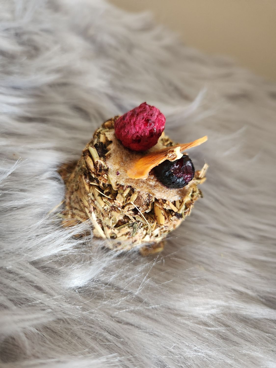 MoSuKi Cake - Kiwi, raspberry &amp; blueberry topping