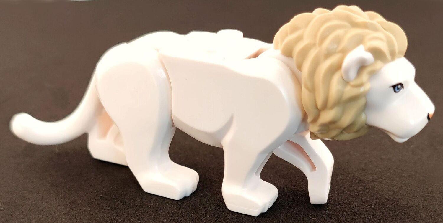 Löwe in Weiß mit beiger Mähne