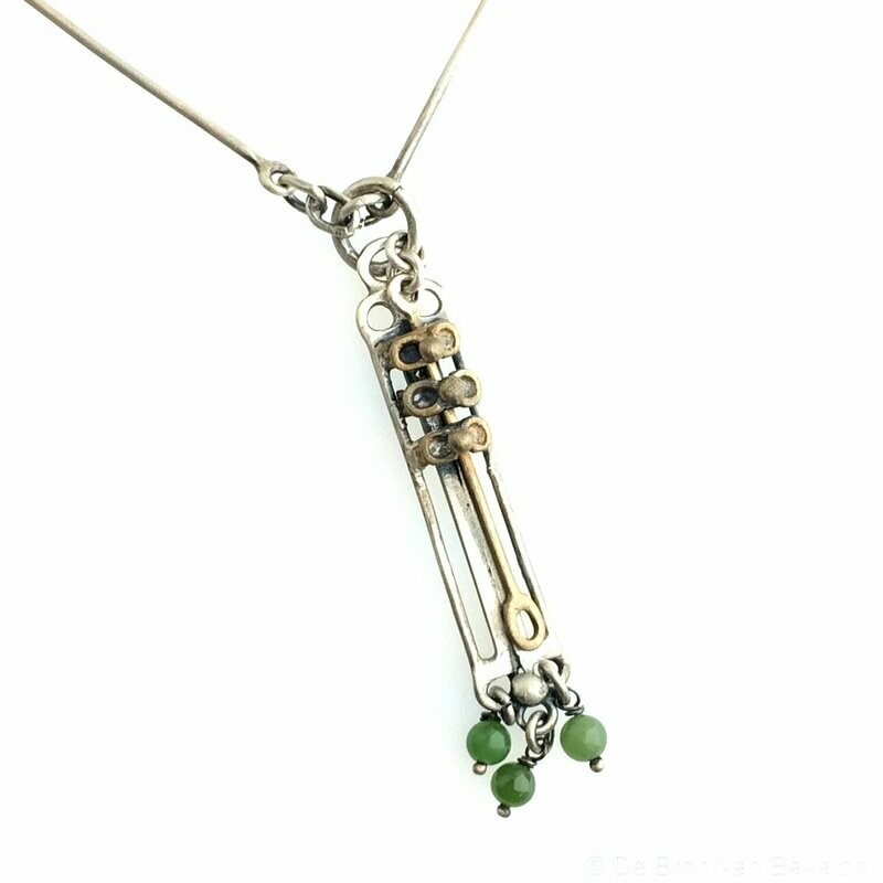 Halssieraad in massief zilver patina grijs - jade - Lize Mommaerts