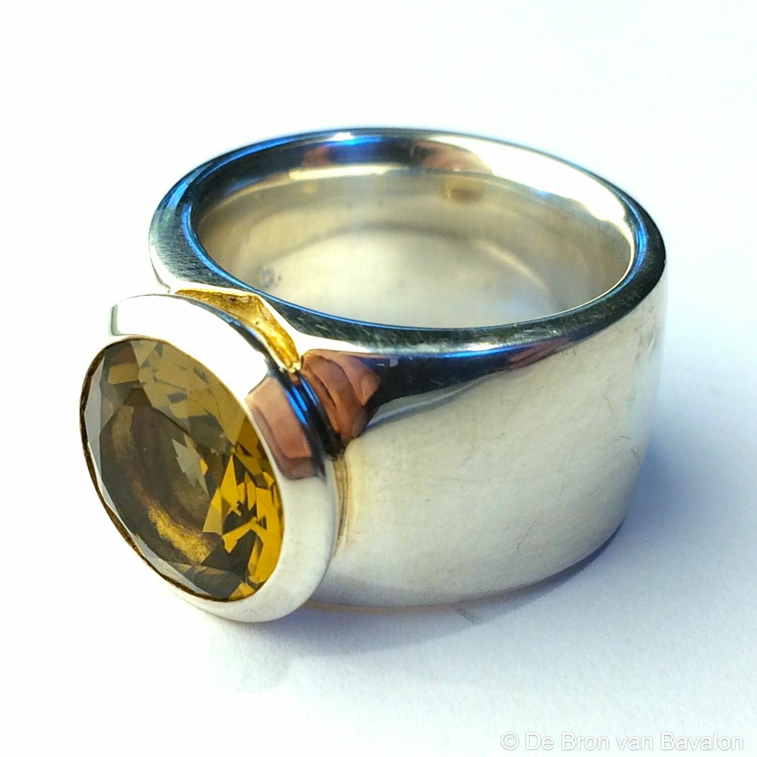 Ring in massief zilver m/bastiaan honingkwarts - Jéh (Nederland)