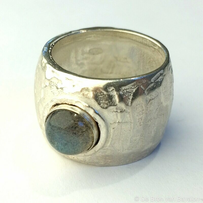 Ring in massief zilver m/cabochon labradoriet - Jéh (Nederland)