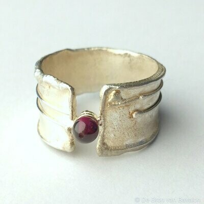 Ring in massief zilver m/1 bolletje granaat - Sofie Vanoosthuyse (België)