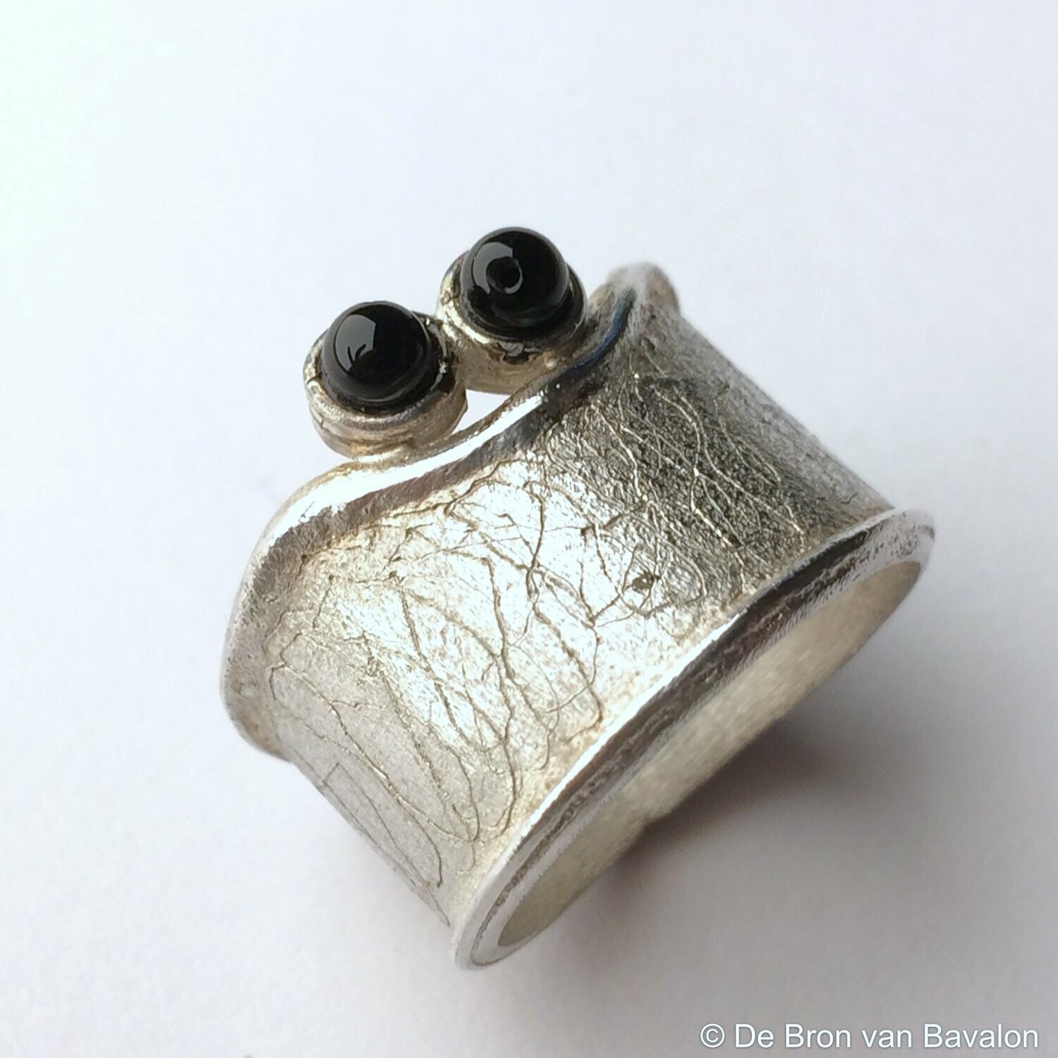 ring in massief zilver m/2 onyx bolletjes- Sofie Vanoosthuyse (België)