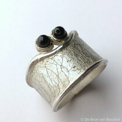 ring in massief zilver m/2 onyx bolletjes- Sofie Vanoosthuyse (België)