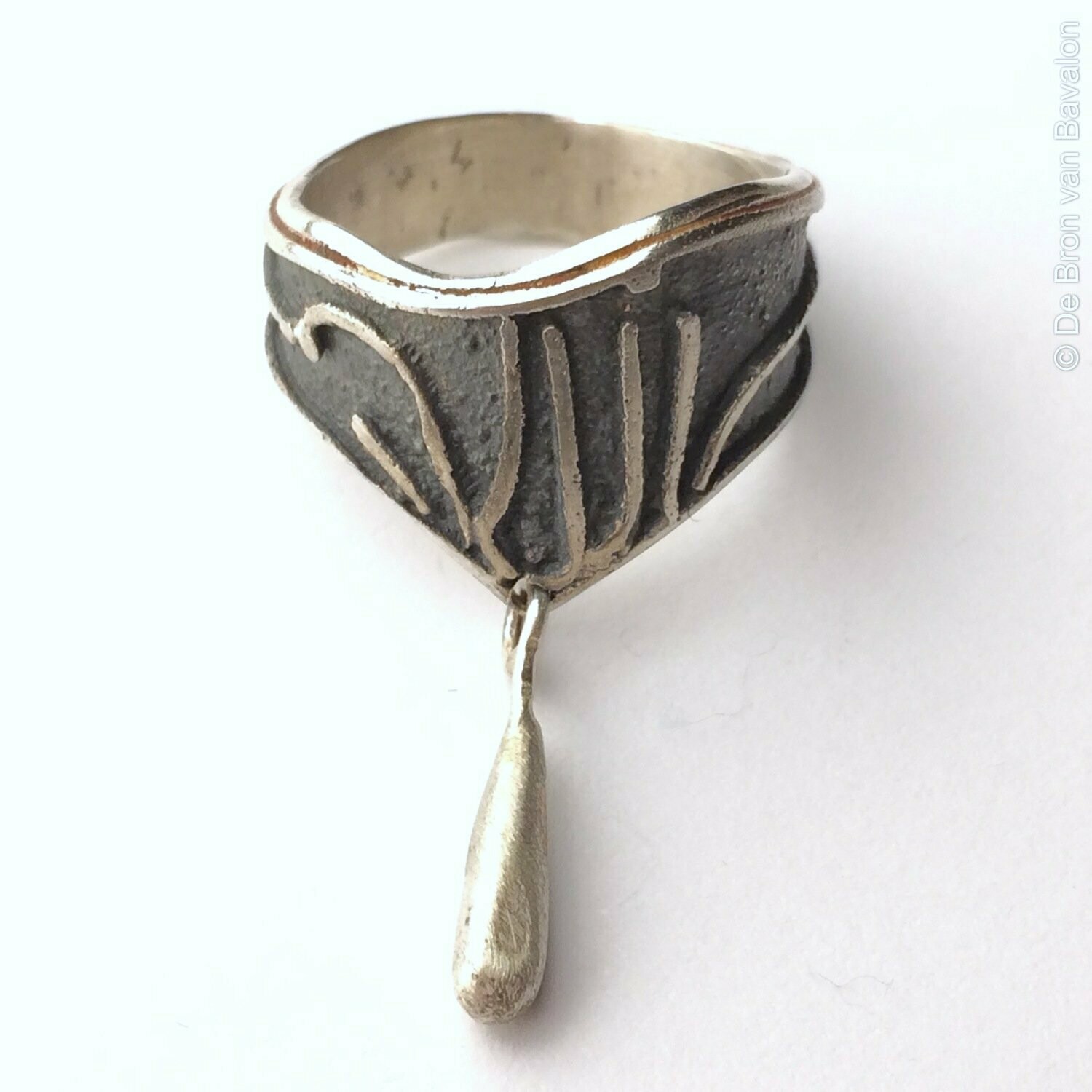 Ring in massief zilver grijs patina m/druppel - Sofie Vanoosthuyse (België)