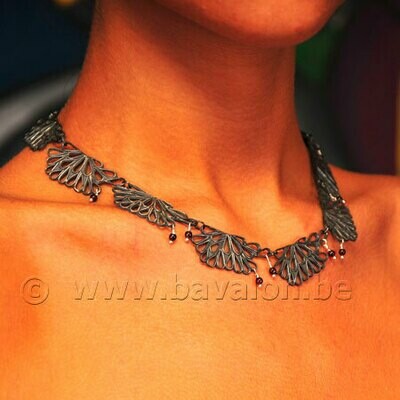 Halssieraad in massief zilver m/granaat - Sofie Vanoosthuyse (België) Halssieraad in massief zilver m/granaat - Sofie Vanoosthuyse (België)