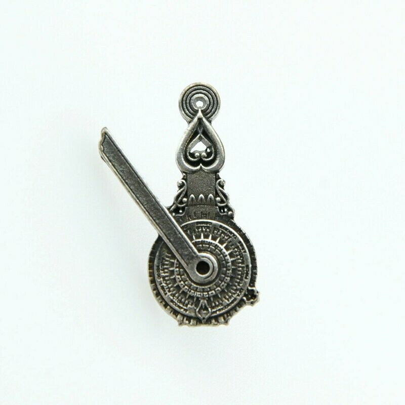 &#39;Nocturlabium&#39; (sterrenklok) replica - antiekzilver-kleurige uitvoering - pin/speld