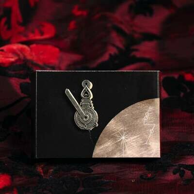 'Nocturlabium' (sterrenklok) replica - antiekzilver-kleurige uitvoering - pin/speld