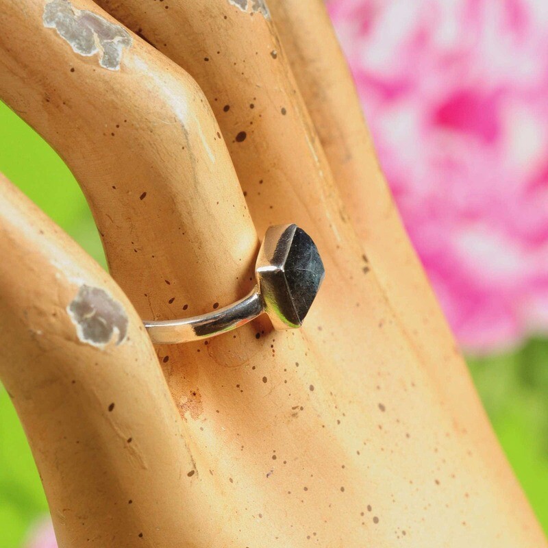 Ring in massief zilver m/geslepen labradoriet - Maat 51