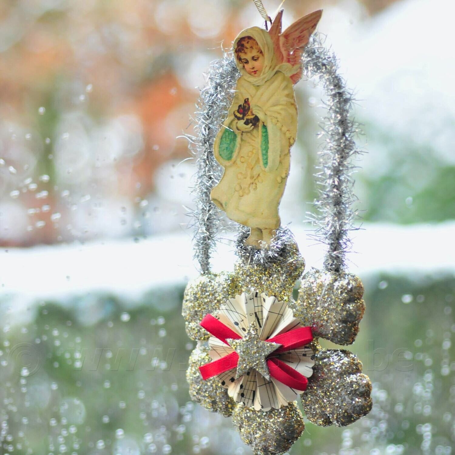 Kerst-hanger met vintage afbeelding engel-meisje met 2 vogeltjes in nest op grote schitterende sneeuwvlok