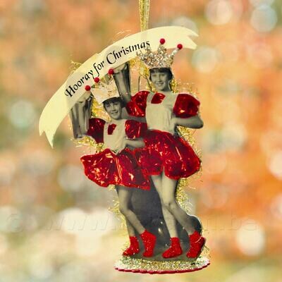 Kerst-stukje 2 meisjes z/w met rode accenten en wimpel 'Hooray for Christmas' op basis