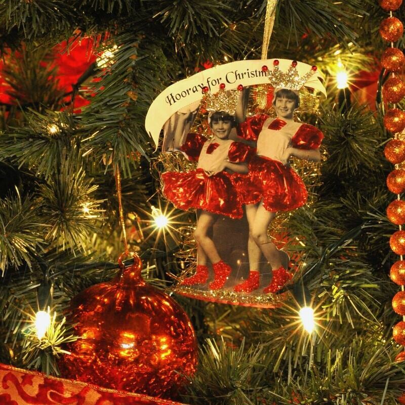 Kerst-stukje 2 meisjes z/w met rode accenten en wimpel 'Hooray for Christmas' op basis