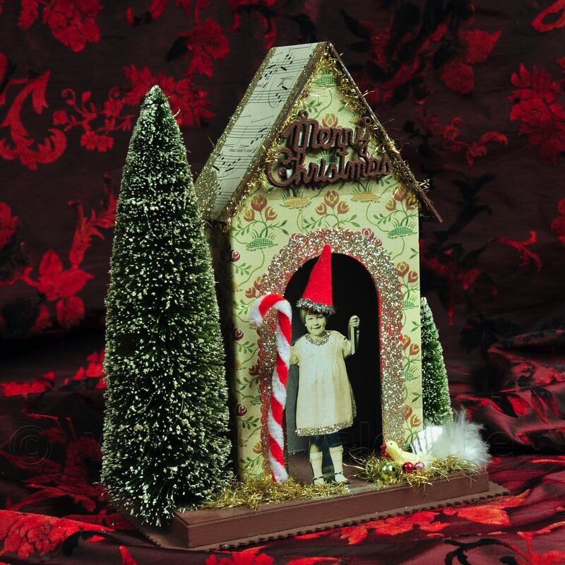 Kerst-stuk huisje m/sparren en meisje met punthoed en suikerstok