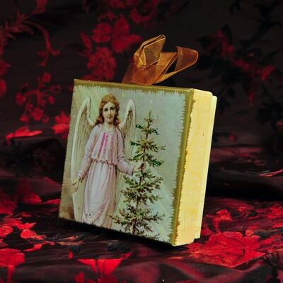 Kerst-doosje vierkant 10cm met vintage afbeelding engel en spar versierd met glitter