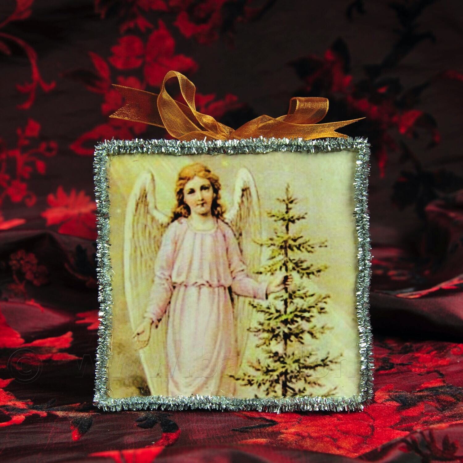 Kerst-doosje vierkant 10cm met vintage afbeelding engel en spar versierd met fijne zilverslinger rondom