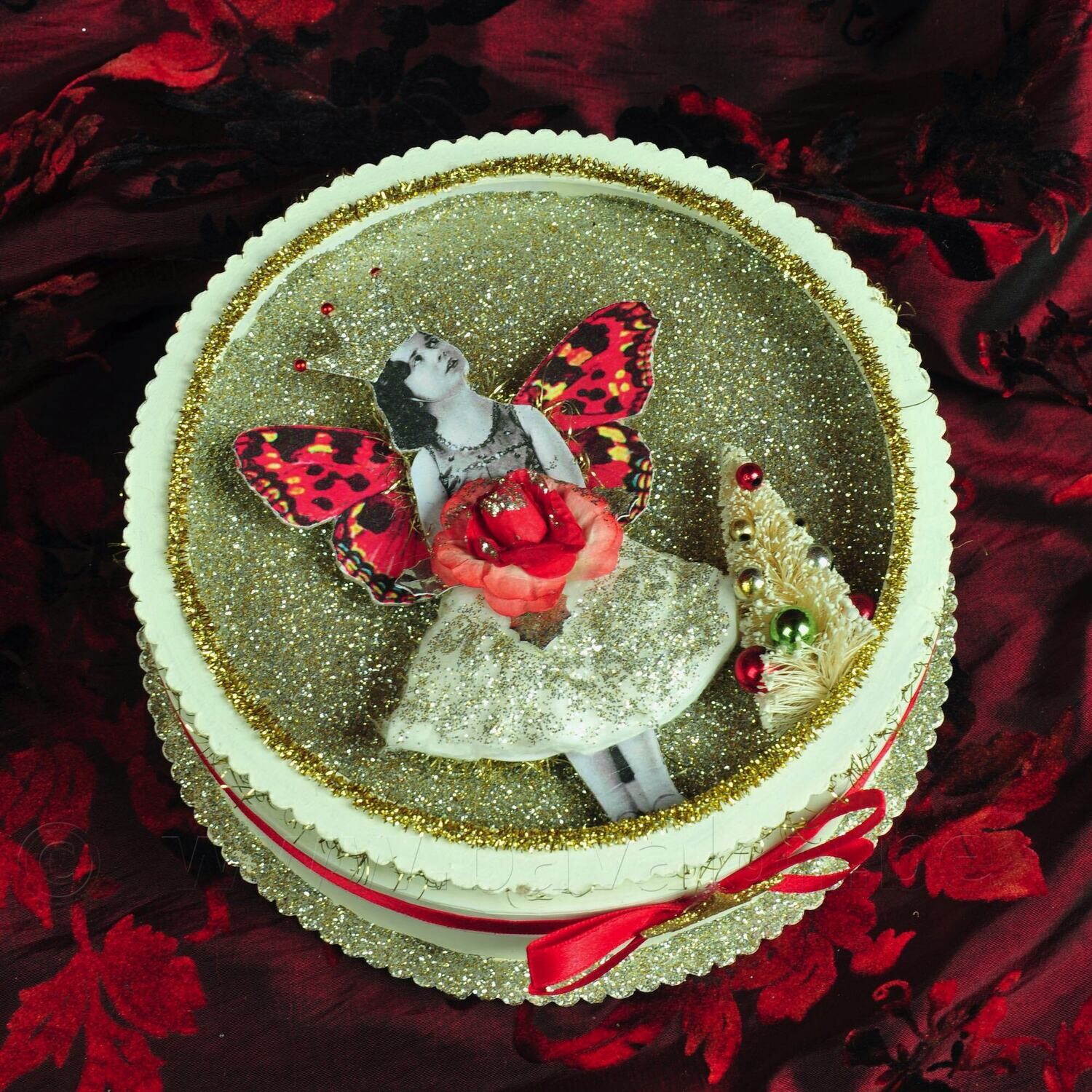 Kerst-doos rond 17cm wit met rode satijn strik -  'vlindermeisje' vintage en kerstboompje in deksel