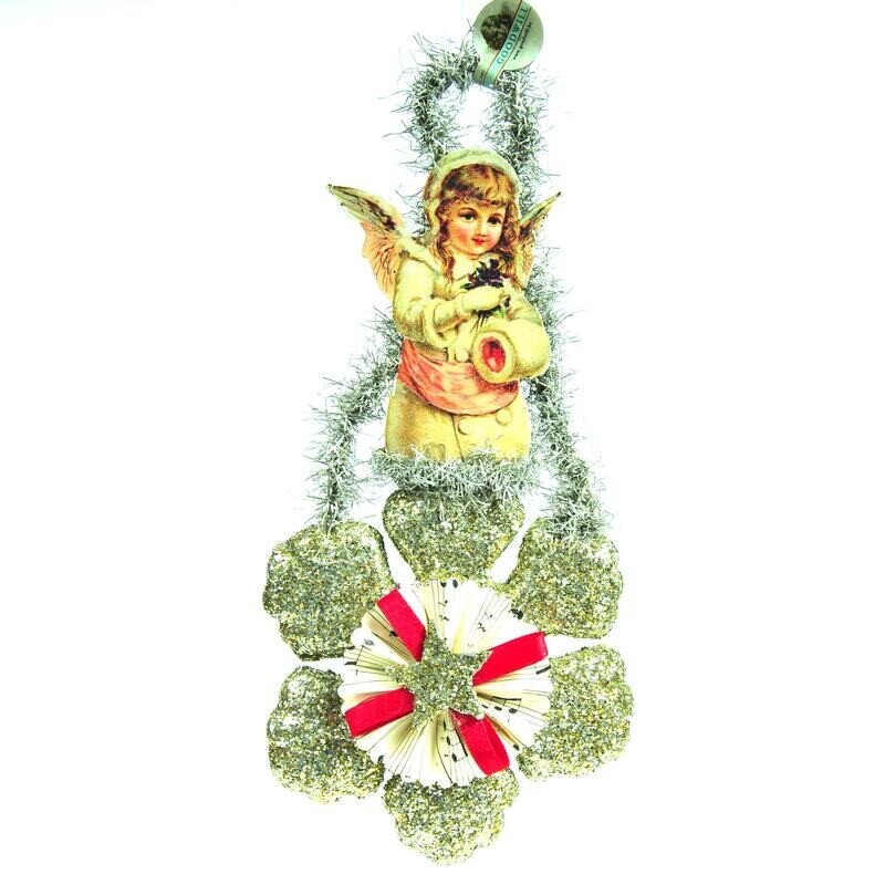 Kerst-hanger met vintage afbeelding engel-meisje met ruikertje bloemen in nest op grote schitterende sneeuwvlok