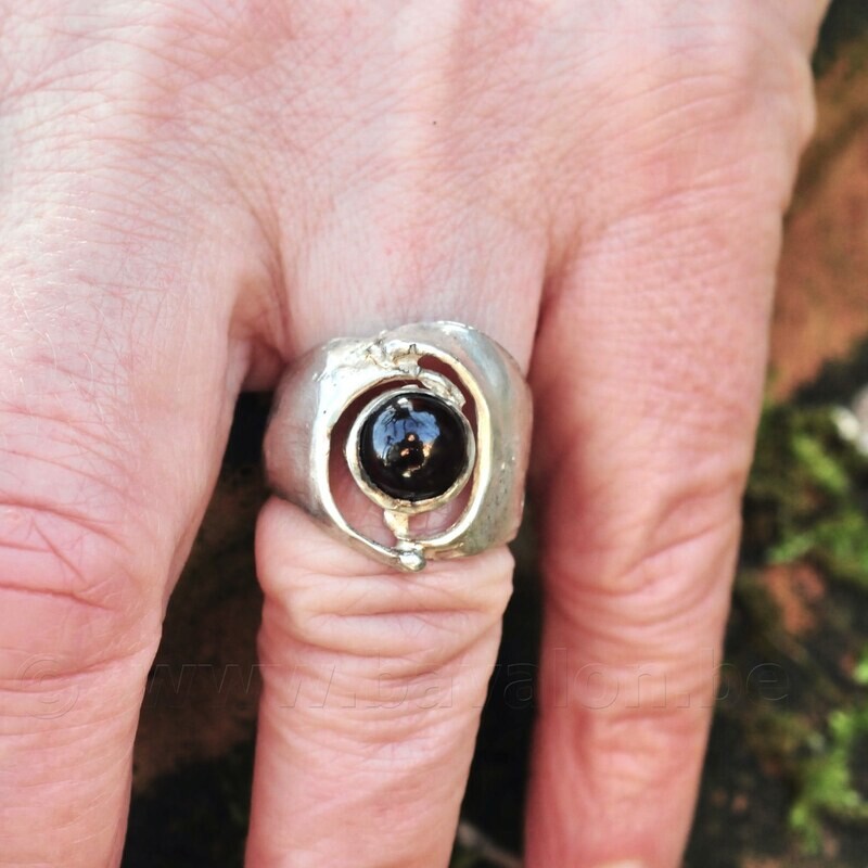 Ring in massief zilver m/1 granaat cabochon - Ralf De Burchgrave (België)