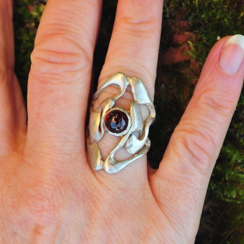 Ring in massief zilver ajouré m/1 granaat cabochon - Ralf De Burchgrave (België)