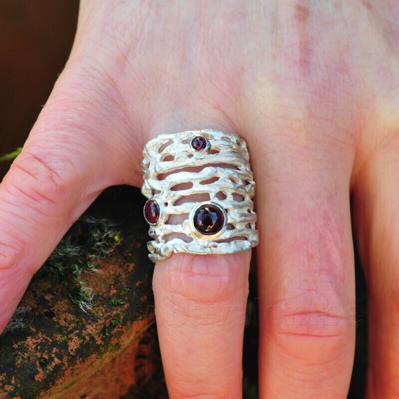 Ring in massief zilver met 3 cabochon in granaat - Ralf De Burchgrave (België)
