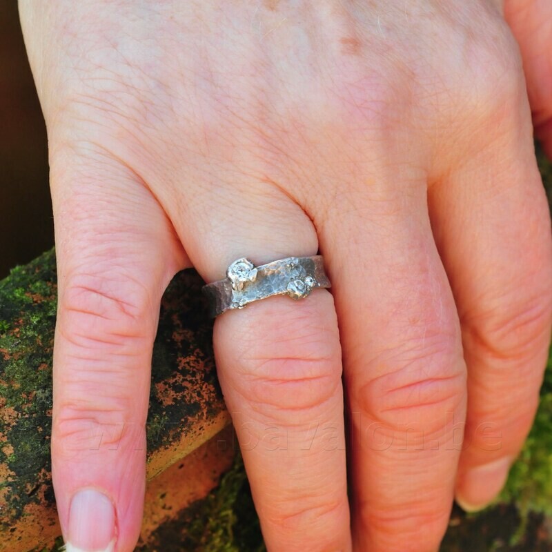 Ring in massief zilver met 3 briljantjes - grijs gerodineerd - Ralf De Burchgrave (België)