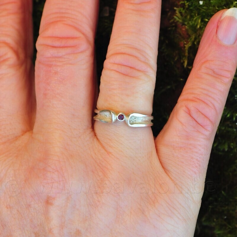 Ring in massief zilver met granaat - Ralf De Burchgrave (België)