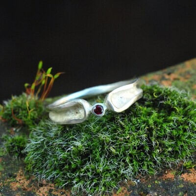 Ring in massief zilver met granaat - Ralf De Burchgrave (België)
