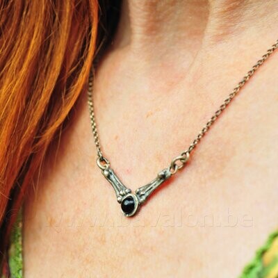 Halssieraad in massief zilver patina grijs - onyx - Lize Mommaerts