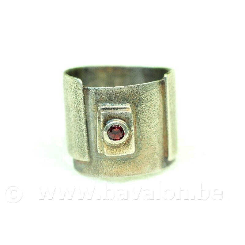 Ring in massief zilver met granaat - Maynie Malan (België)