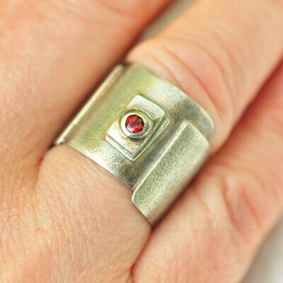 Ring in massief zilver met granaat - Maynie Malan (België)