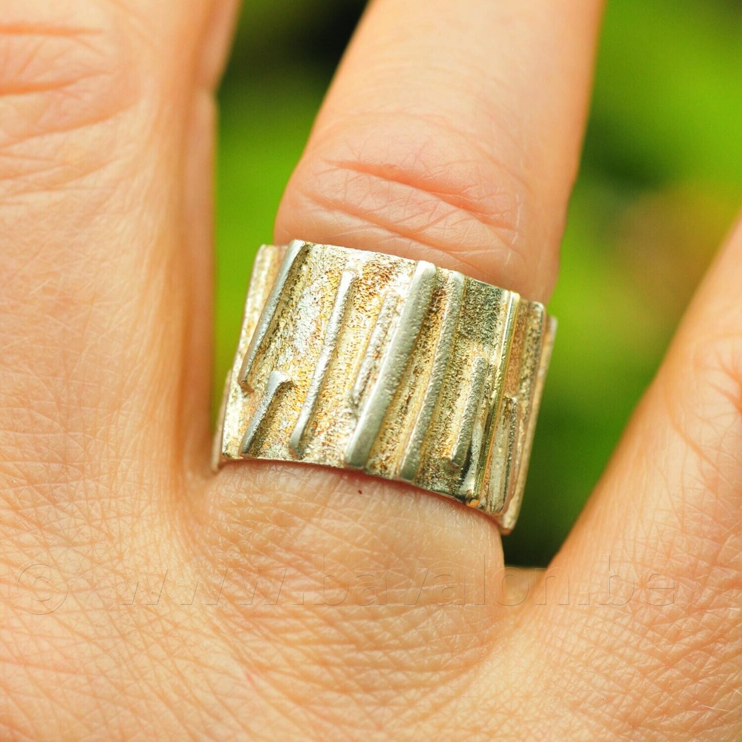 Ring in massief zilver met een staafje in 18kt goud - Maynie Malan (België)
