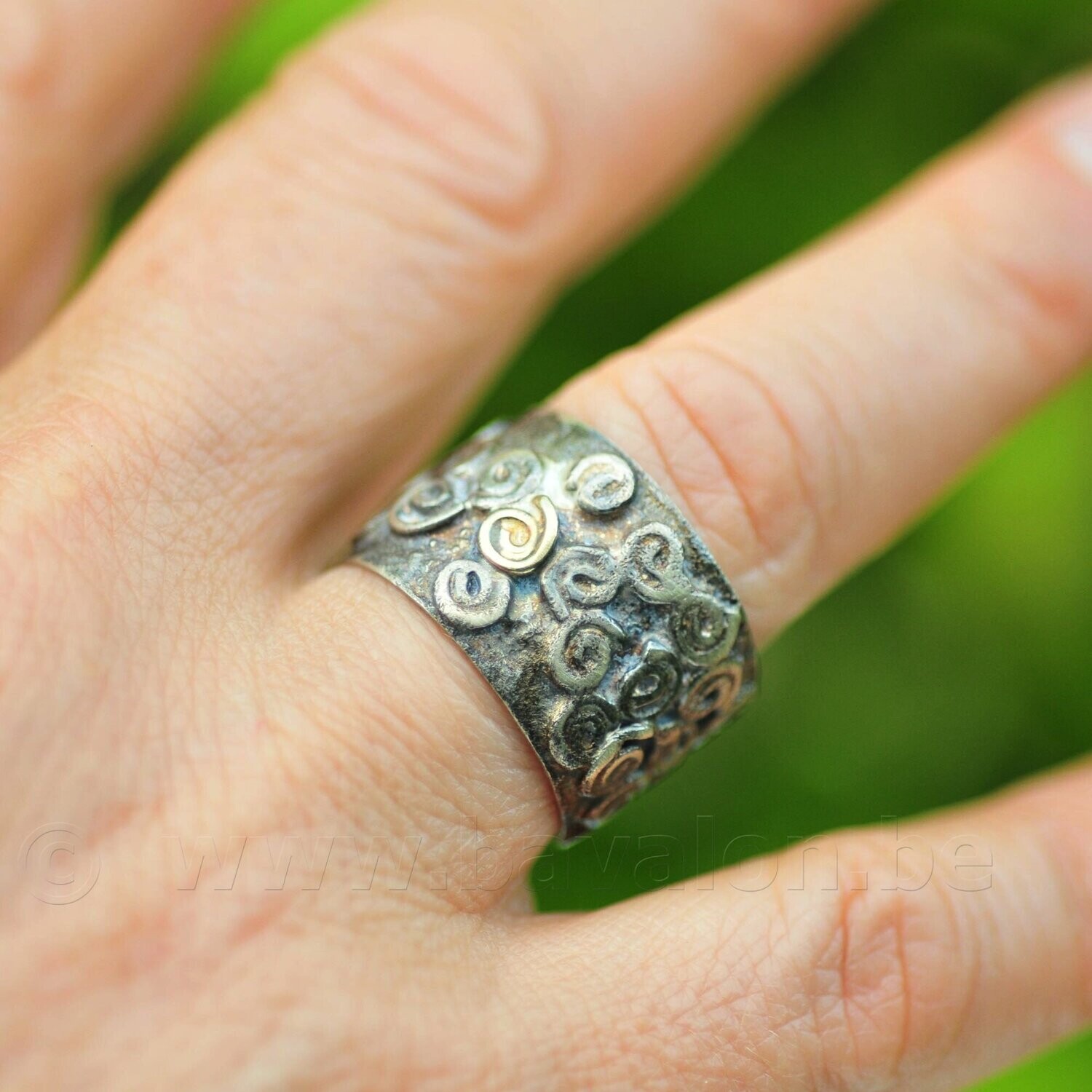Ring in massief zilver met een ornament in 18kt goud - Maynie Malan (België)