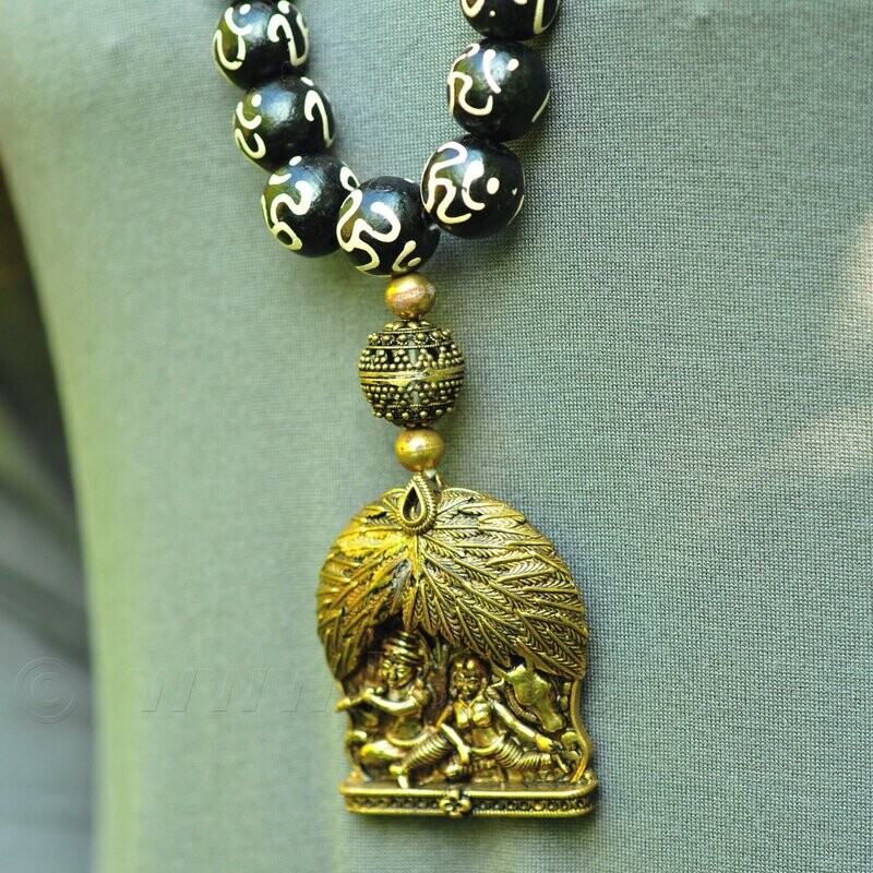 Halsketting - 'Ohm'-teken kralen hout zwart beschilderd - messing ajouré - amulet