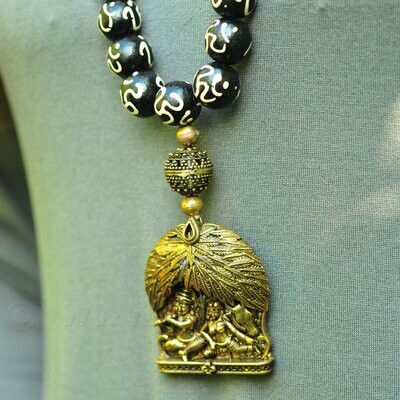 Halsketting - 'Ohm'-teken kralen hout zwart beschilderd - messing ajouré - amulet