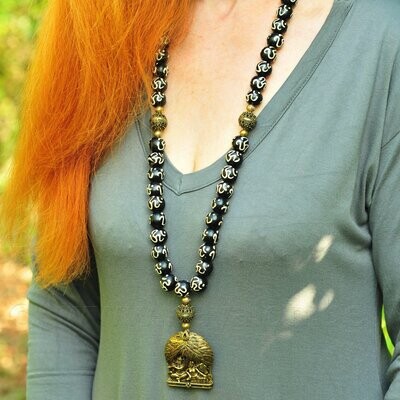 Halsketting - 'Ohm'-teken kralen hout zwart beschilderd - messing ajouré - amulet