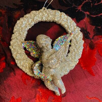 Kersthanger 'Engel in kransje' - 9 cm Kersthanger 'Engel in kransje' - 9 cm