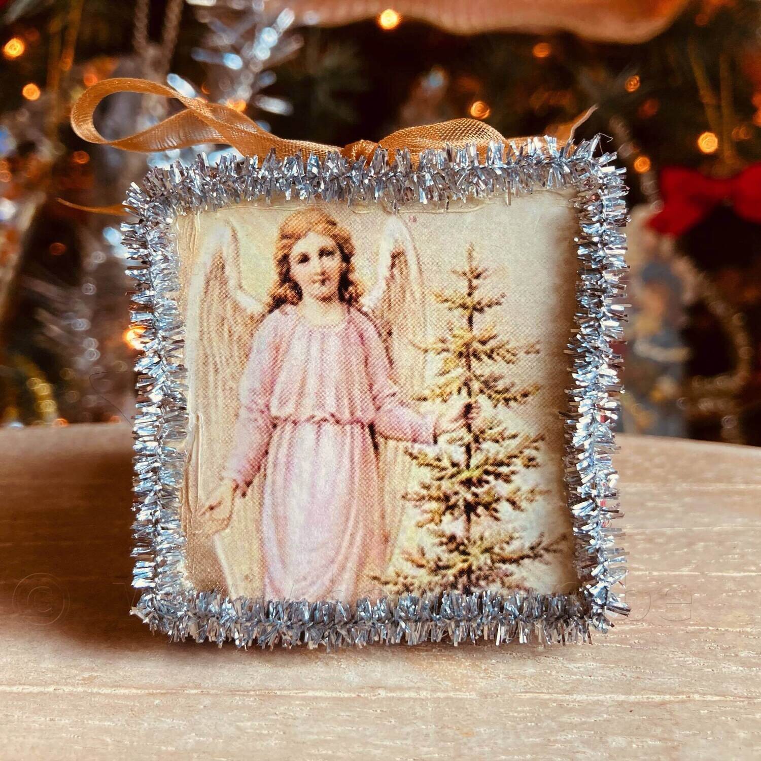 Kerst-doosje vierkant 5cm met vintage afbeelding versierd met fijne zilverslinger rondom - assortiment