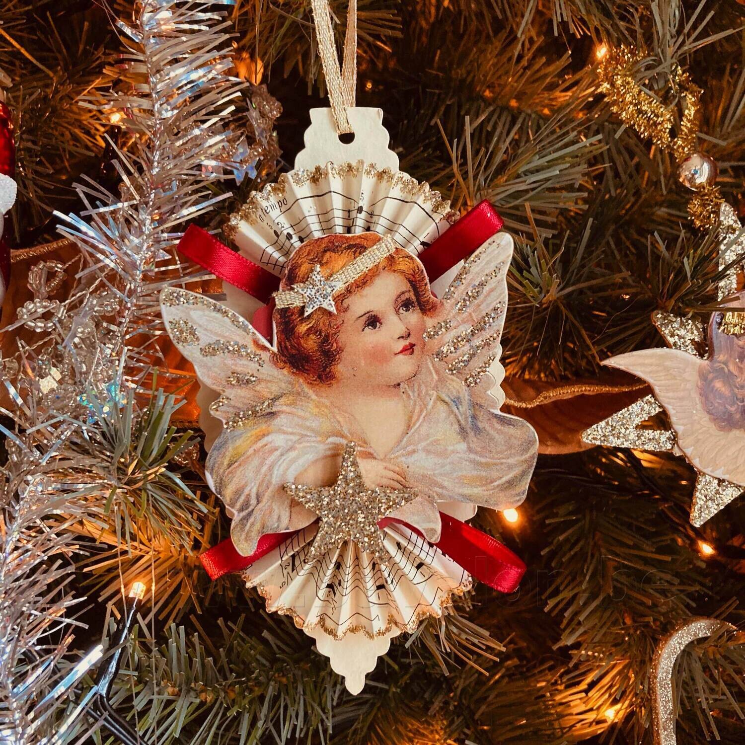 Kerst-stukje meisje-engel vintage afbeelding m/wit kerstboompje op basis