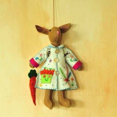 Vilten popje - haasje met wit jasje en wortel