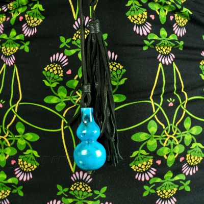 Halssieraad RINDU - leder en indigo pendant Halssieraad RINDU - leder en indigo pendant