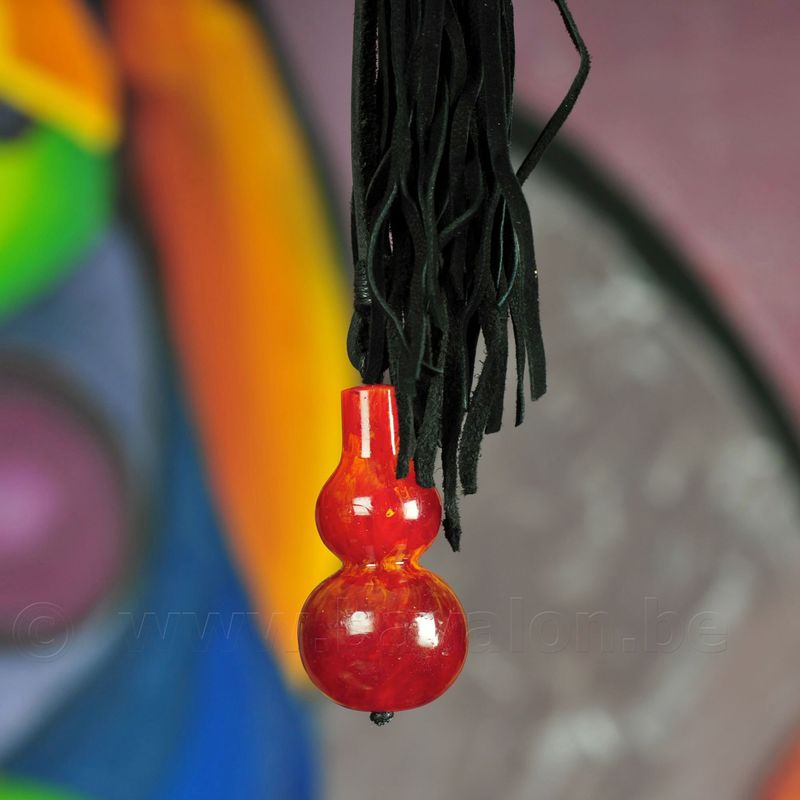 Halssieraad RINDU - leder kwast en amberkleurige pendant