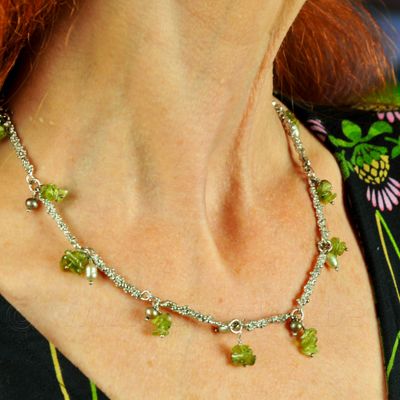 Halsketting in massief zilver met parels en peridoot - Katrien Cambré