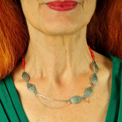 Halssieraad in massief zilver met koraal - Sofie Vanoosthuyse (België)