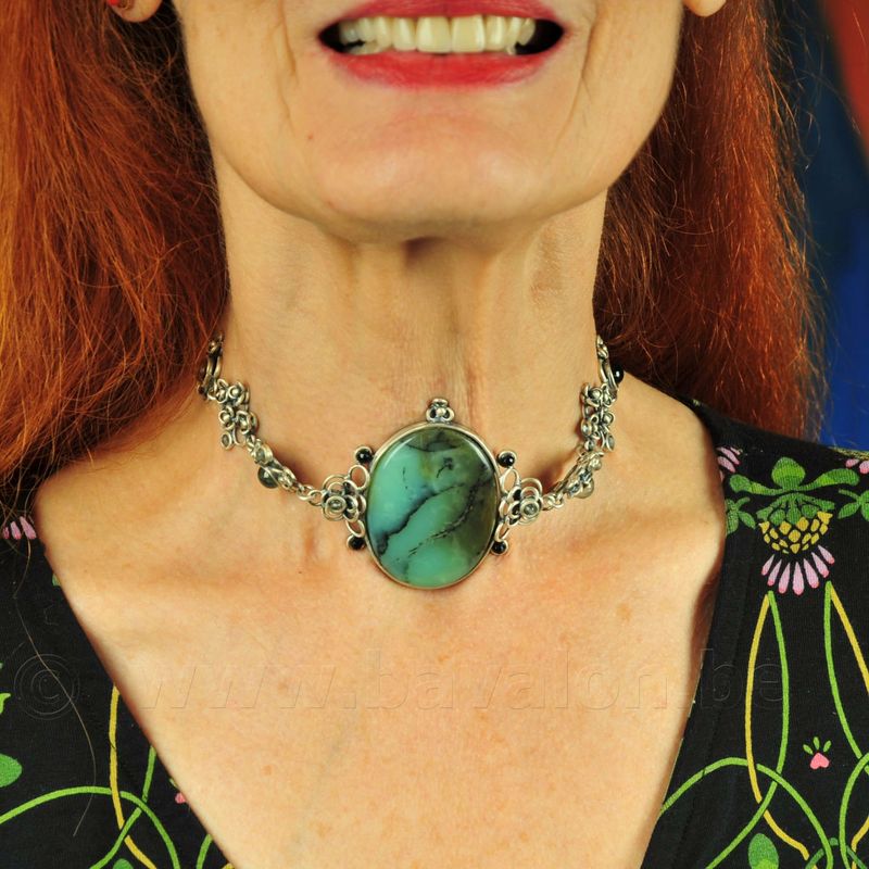 Choker kan in beide richtingen gedragen worden