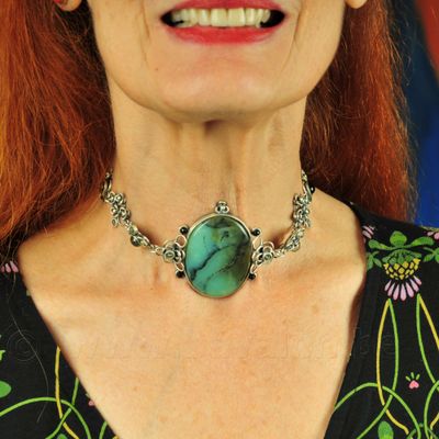 Choker kan in beide richtingen gedragen worden