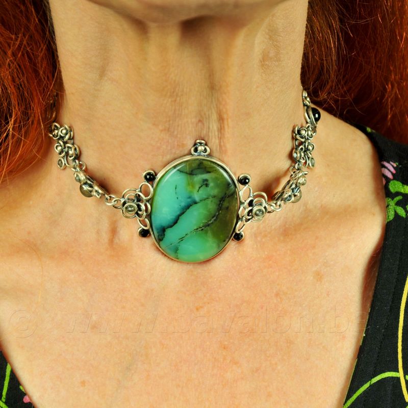 Choker kan in beide richtingen gedragen worden